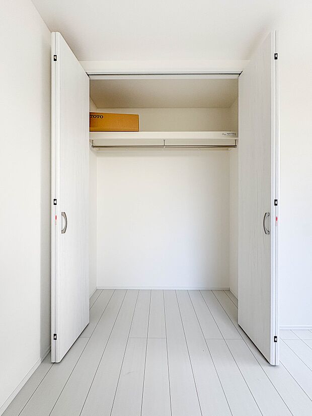 【収納】壁面クローゼットのメリットは、衣類が横一列に並ぶためひと目で洋服が選びやすいこと。衣類をたくさんお持ちの方も、限られたスペース内に無理なく収納することができます。