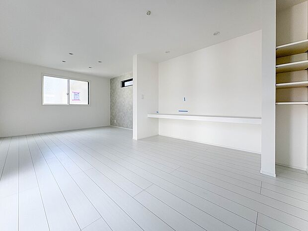 【LDK-19.67帖-】爽やかな日差しが差し込む明るいリビングです。