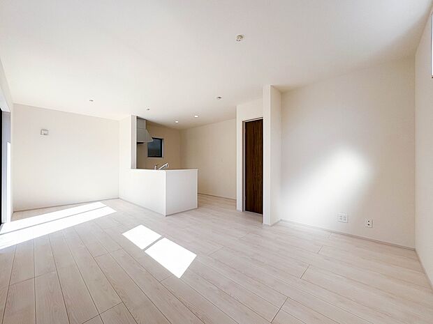 【LDK16帖】整然とした空間演出、快適な理想の暮らしの実現は家のみの拘りではなく、そこで暮らす方々にとって素敵な環境であることも挙げられると思います。四季折々の変化が奏でる鼓動を楽しんで下…