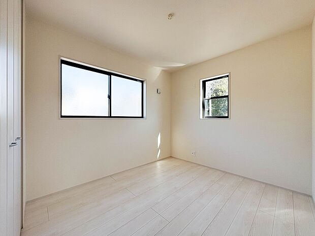 【子供部屋5.3帖】お子様のお部屋にぴったりなクロークを備えたフローリング仕様の洋室です。