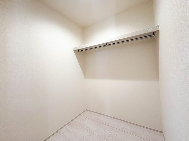 【WIC(ウォークインクローゼット)】 たくさんの洋服をかけてもシワになりにくいウォークインクローゼット。洋服以外にも、普段使わない家電やスーツケース、ストック品など何でも片付く嬉しい空間…