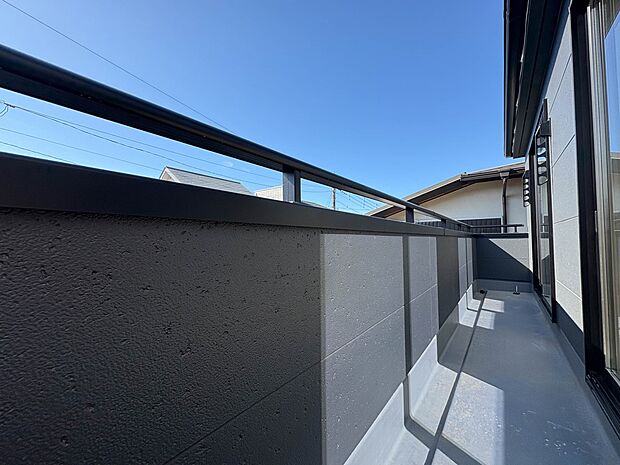 【バルコニー】 バルコニーから差し込む陽光・通風は、住環境・快適性と共に有り続ける貴重な「財産」です。