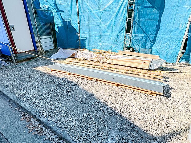 【駐車場】カースペース2台可／駐輪スペース。広々カースペースです。自転車、バイクなども置き場に困りません。