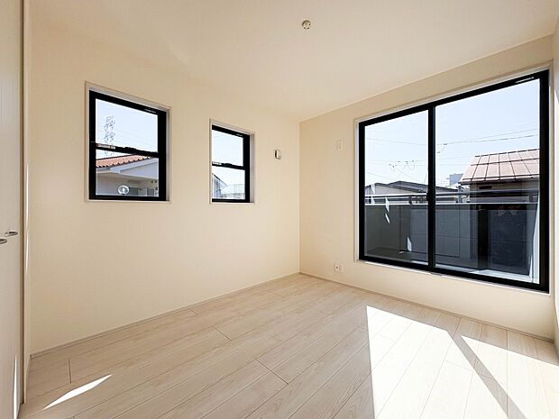 【洋室5.3帖】柔らかな陽光とフローリングの色味が調和した快適な空間。