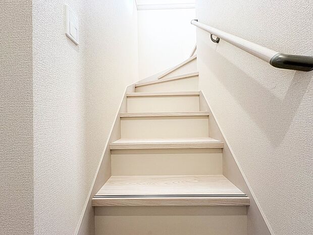 【手すり付階段】手すりがないと階段の昇り降りで危険なことはもちろん、壁に手をつきながら歩くことで壁紙が汚れやすくなります。すべての方に快適に昇り降りしていただくため、手すりを設置しました。