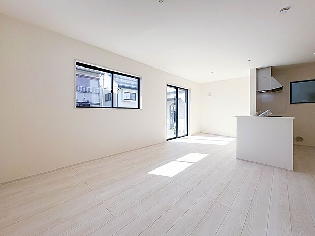 【LDK16帖】シンプルなデザインの家は風情がある。住む人のこだわりを感じる。外観も内装もいたってシンプル。居心地がよく、家事や趣味、子育てなどにも集中できる。家も人間も熟成するほどシンプル…