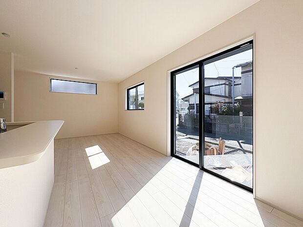 【LDK16帖】忙しい朝でも家族揃って食事をしたいゆとりあるダイニングスペース。