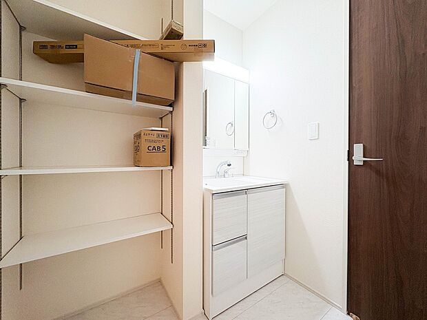 【脱衣所】脱衣所、洗面所は小さなプライベートスペース。歯磨き、洗顔と毎日施す個人空間。