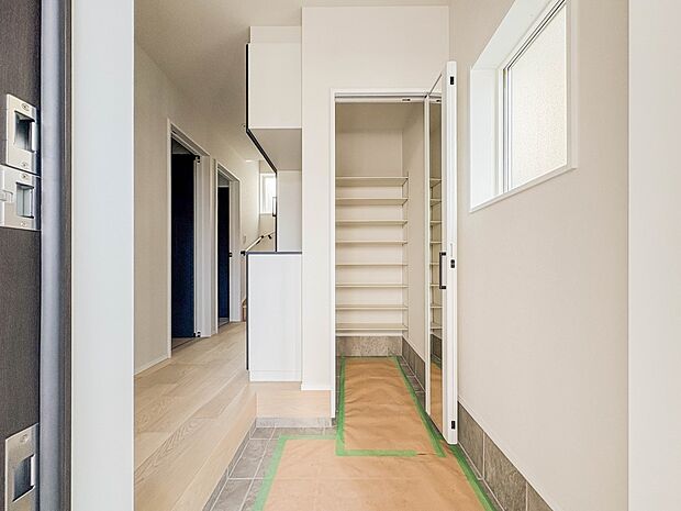 【玄関】上質感漂うアプローチ。居住者の帰り、訪れる方を優しく迎える。