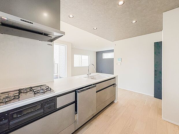 【キッチン】カウンターキッチンは広くて収納力もあるので、快適に料理をすることができます。食器や炊事用具を手の届くところに配置しやすいため調理もスピーディーですよ。