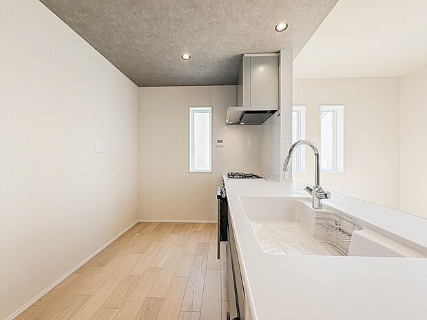 【キッチン】カウンターキッチンは広くて収納力もあるので、快適に料理をすることができます。食器や炊事用具を手の届くところに配置しやすいため調理もスピーディーですよ。