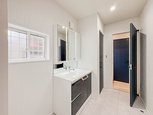 【洗面台】大きく見やすい三面鏡で清潔感ある洗面台は、身だしなみチェックや肌のお手入れに最適です。