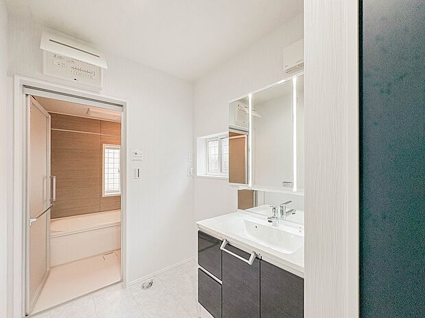 洗面所は小さなプライベートスペース。歯磨き、洗顔と毎日施す個人空間。