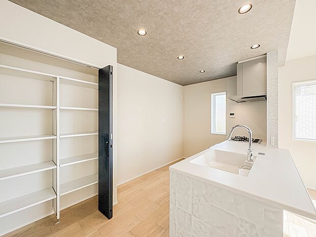 【パントリー（食料庫）】  常温保存できるパン、お米、調味料、缶詰など、日常的に使うものや未開封の食品の収納にぴったり。棚にものを並べて収納すれば、何が足りないのかひと目で確認できます。