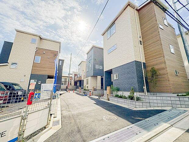 【前面道路】家の前をまっすぐの通りが走っている。クルマは少なく、人々は毎朝、ウォーキング、ジョギング、犬の散歩など、フリーな朝時間を過ごしている。