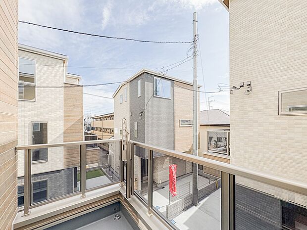 バルコニーに自分のこだわりをもたせる。120％自由自在のバルコニー。もちろんお洗濯物を干す、ゴミを一時保管するなどもおまかせください。バルコニーを多目的スペースとして考えてみましょう。