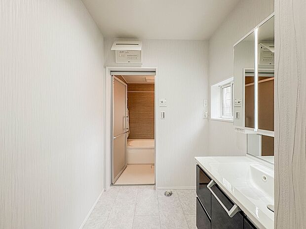 【脱衣所】脱衣所です。サニタリー収納付き。タオルや下着類等の保管場所として。