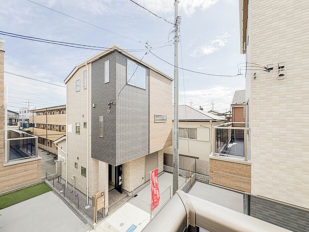 朝の澄んだ空気や、夕方に吹く清々しい風を五感で感じられるバルコニー。屋外にあって、住まいの中でも本当の自然を感じられるスペースです。