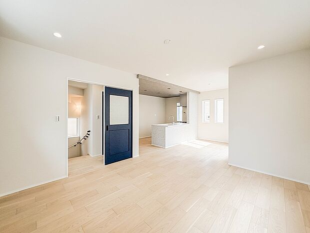 【リビング】うららかな陽射しがどのお部屋にも降り注ぎますように、快適さを追求した間取設計。得難い立地環境での生活を恵みの豊かな永住の地へと変えてくれます。