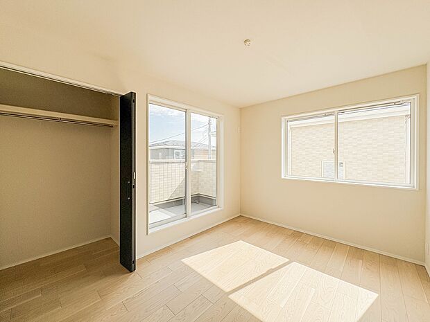独立性を高めたお部屋。たっぷりの収納も配備しており、片付いた空間を実現出来そう。陽光も降り注ぐ明るく開放的な空間が魅力的。