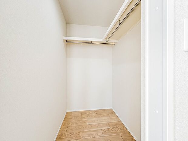 【WIC（ウォークインクローゼット）】  たくさんの洋服をかけてもシワになりにくいウォークインクローゼット。洋服以外にも、普段使わない家電やスーツケース、ストック品など何でも片付く嬉しい空間…