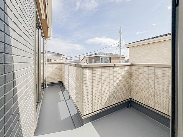 【バルコニー】バルコニーに自分のこだわりをもたせる。120%自由自在のバルコニー。もちろんお洗濯物を干す、ゴミを一時保管するなどもおまかせください。バルコニーを多目的スペースとして考えてみま…