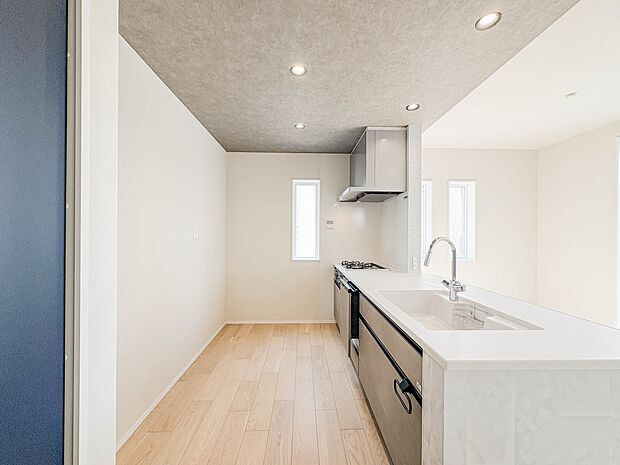 会話でホッとコミュニケーションできるリビング。料理でホッとハピネスになるキッチンなど。人をホッとさせる最新設備・仕様を採用しています。