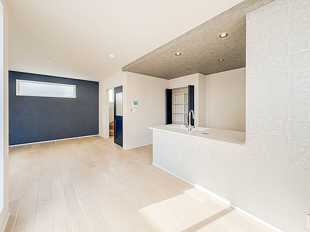 インテリアショップで見掛けた「あの家具」も置ける、ゆったりとした空間。時に広さが上質な寛ぎの時間になる事も。