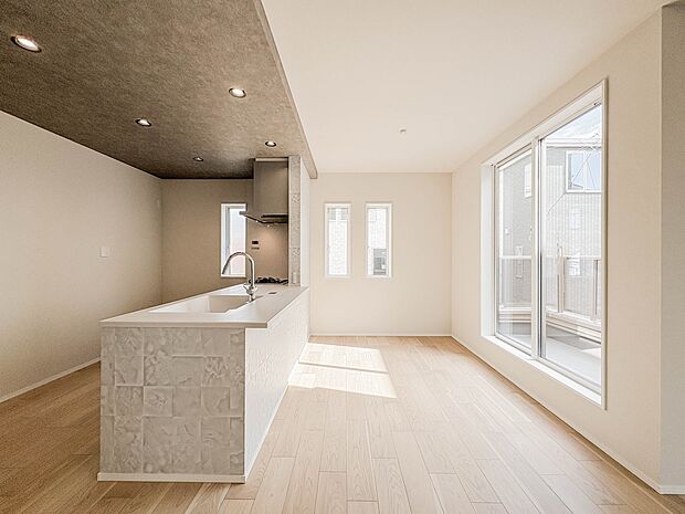 【ダイニングキッチン】会話でホッとコミュニケーションできるリビング。料理でホッとハピネスになるキッチンなど。人をホッとさせる最新設備・仕様を採用しています。