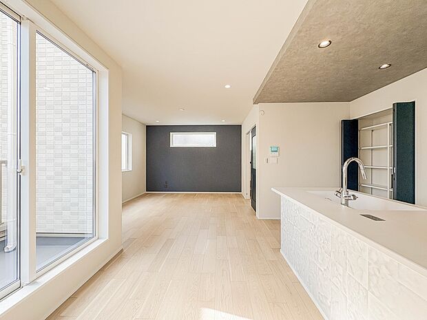 【リビングダイニング】シンプルなデザインの家は風情がある。住む人のこだわりを感じる。外観も内装もいたってシンプル。居心地がよく、家事や趣味、子育てなどにも集中できる。家も人間も熟成するほどシ…