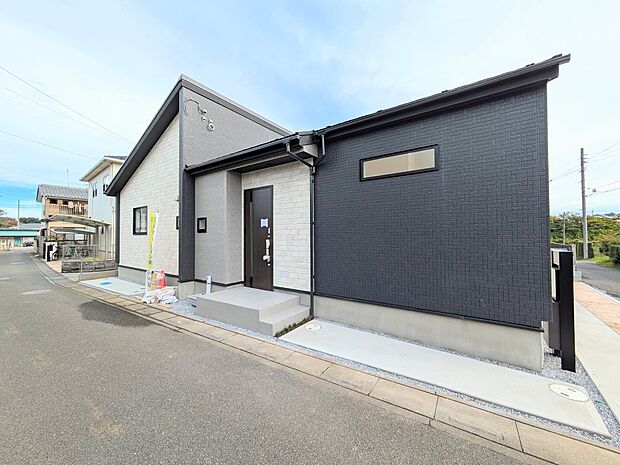 玄関へのアプローチ。居住者の帰り、訪れる方を優しく迎える・安らぎに満ちた生活空間を予感させる。健やかな暮らしを楽しめそう。