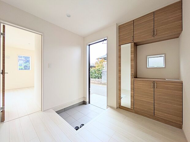 【玄関】玄関はおうちの顔と言われます。玄関アプローチは、外観デザインの印象を左右します。ご家族の個性を出しながら、素敵な玄関でお客様をお迎えしてください。