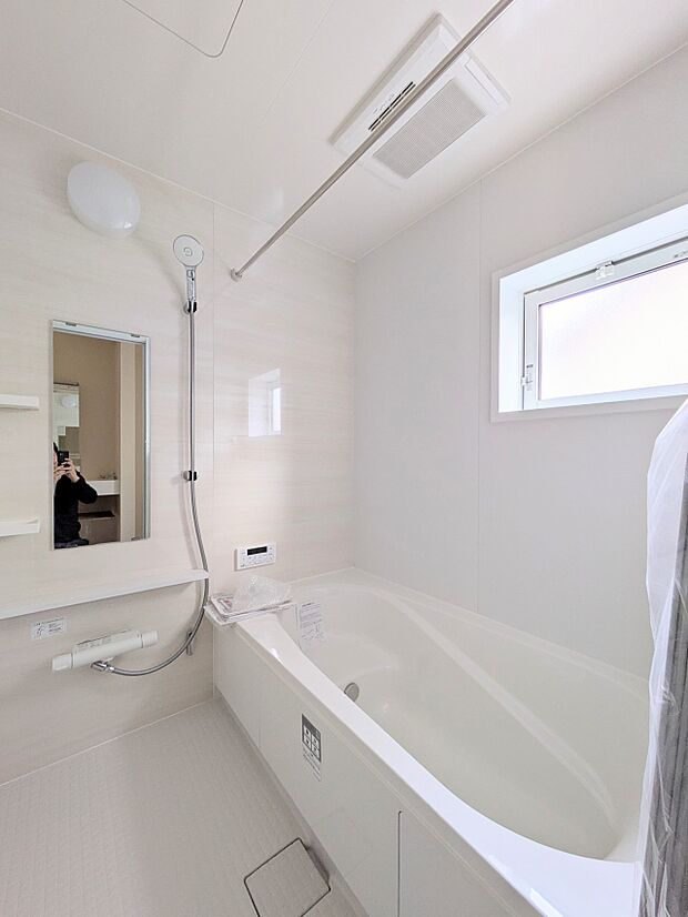 【浴室】1日の疲れを癒すバスルームは、心地よいリラックスを叶える清潔感溢れる美しい空間。