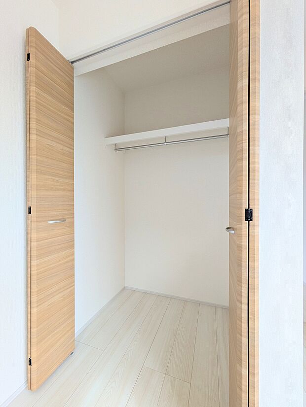 【CL(クローゼット)】 壁面クローゼットのメリットは、衣類が横一列に並ぶためひと目で洋服が選びやすいこと。衣類をたくさんお持ちの方も、限られたスペース内に無理なく収納することができます。…