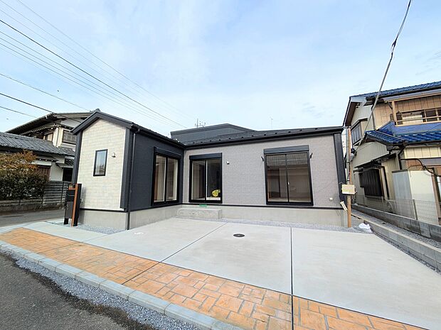 【駐車場】ゆったりとした駐車スペースを確保。大きめのお車でもOK。