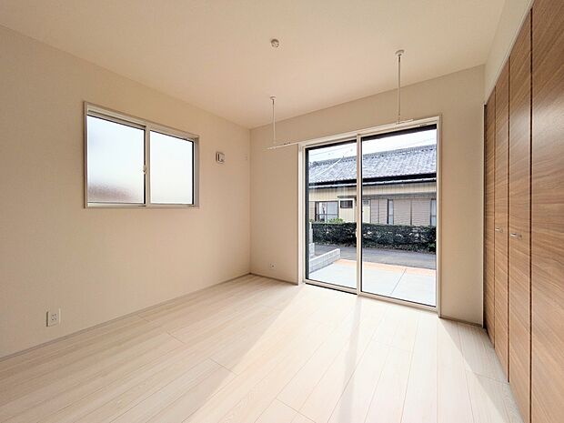 シンプルにデザインされた室内。家具やレイアウトでお好みの空間に。