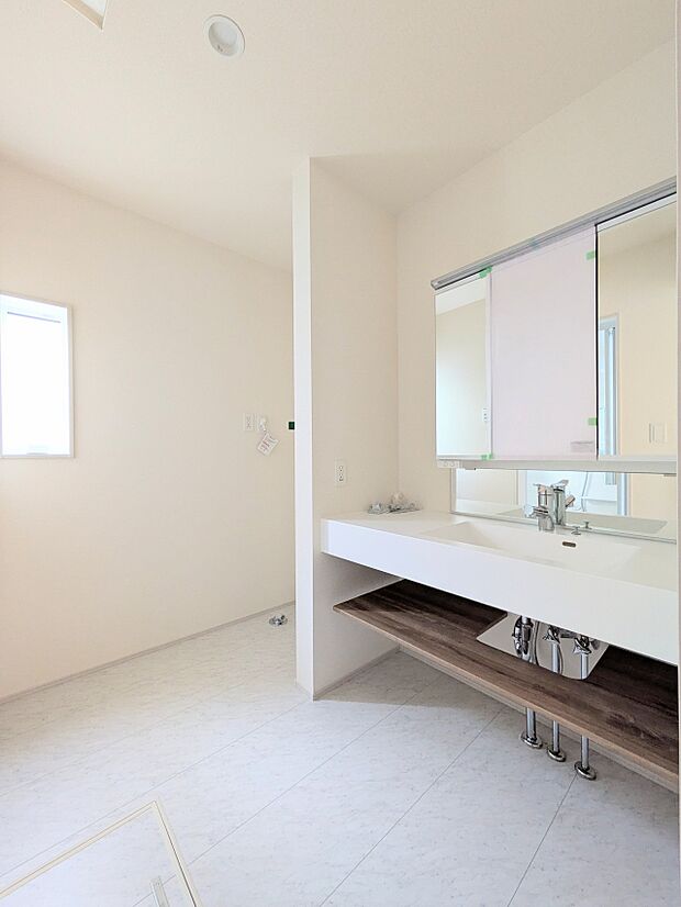 【Laundry space-ランドリースペース】 毎日使う洗濯機。しっかりと奥行きのある置き場が確保されています。