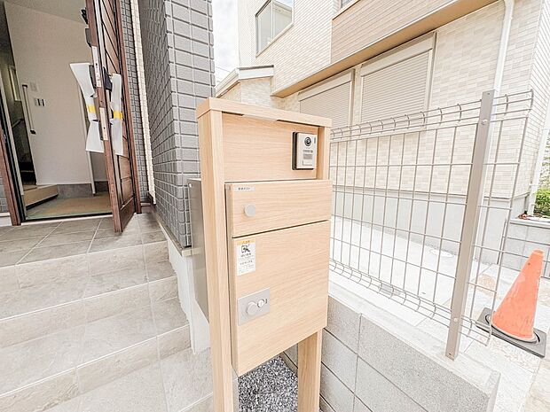 ＜玄関＞家の顔となる玄関は、高いデザイン性が求められます。高級感と断熱性、防犯性に優れた玄関ドアを標準装備。ピッキング対策のセキュリティサムターン等、防犯に考慮しました。