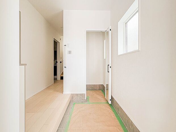 【玄関】玄関はその家と住まう人を印象づけます。それだけデザイン、機能性の存在感が大切になるわけですね。優れた防犯性、断熱性も求められます。家は玄関から始まります。