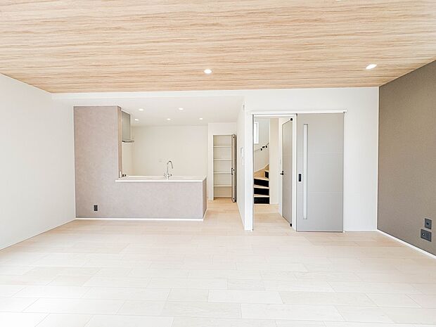 「リビング」通風・採光に優れ、心地よい光と風が溢れています。贅沢で豊かな居住性とプライドを満たすクオリティが見事に調和した住空間。新築ならではの快適なひとときをご体感頂ける筈です。