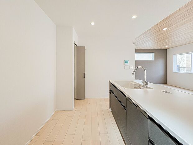 【キッチン】ナチュラルな自然光の中での調理。会話が弾む対面型キッチン。お洒落な食器類を余裕で収納できるスペース。動きやすい女性目線のキッチン動線。これからはお料理をつくる時間が劇的に変わりま…