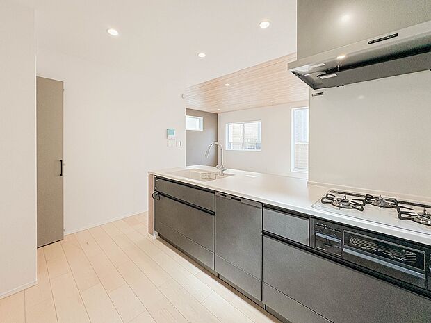 【キッチン】ナチュラルな自然光の中での調理。お洒落な食器類を余裕で収納できるスペース。動きやすい女性目線のキッチン動線。これからはお料理をつくる時間が劇的に変わります。