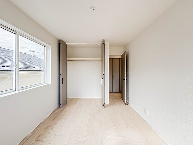 柔らかな陽光とフローリングの色味が調和した快適な空間。