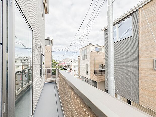 【バルコニー】  バルコニーから差し込む陽光・通風は、住環境・快適性と共に有り続ける貴重な「財産」です。