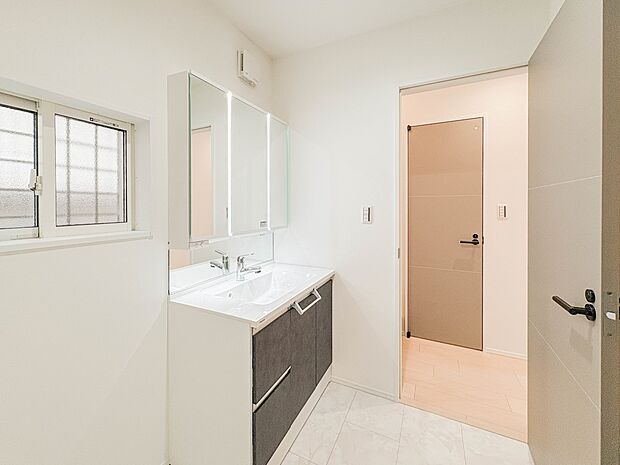 ランドリースペースは広さもたっぷり。タオルなどをしまえるスペースもあります。