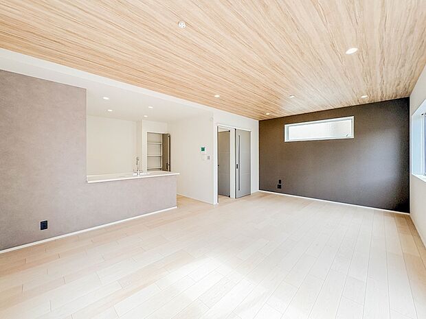 【リビングダイニング】リビングにいるお子様と会話をしながら家事ができるカウンターキッチン。いま手があいているか、忙しそうなのか相手の様子を伺いながらコミュニケーションをとる訓練にもなります。…