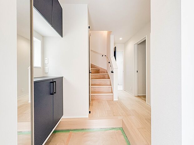 【玄関】玄関はその家と住まう人を印象づけます。それだけデザイン、機能性の存在感が大切になるわけですね。優れた防犯性、断熱性も求められます。家は玄関から始まります。