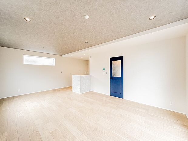 【リビング】  整然とした空間演出、快適な理想の暮らしの実現は家のみの拘りではなく、そこで暮らす方々にとって素敵な環境であることも挙げられると思います。四季折々の変化が奏でる鼓動を楽しんで下…