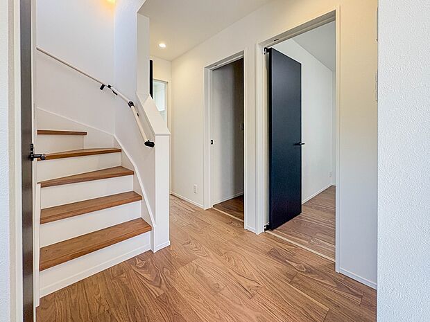 【玄関】玄関はおうちの顔と言われます。玄関アプローチは、外観デザインの印象を左右します。ご家族の個性を出しながら、素敵な玄関でお客様をお迎えしてください。