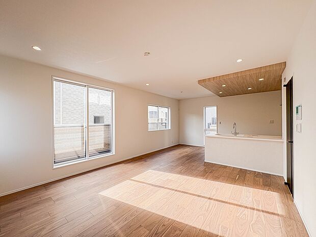 【リビング】  整然とした空間演出、快適な理想の暮らしの実現は家のみの拘りではなく、そこで暮らす方々にとって素敵な環境であることも挙げられると思います。四季折々の変化が奏でる鼓動を楽しんで下…